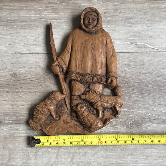 Vintage Inuit / Eskimo native with sled dogs resin wall hanging - Picture 5 of 5